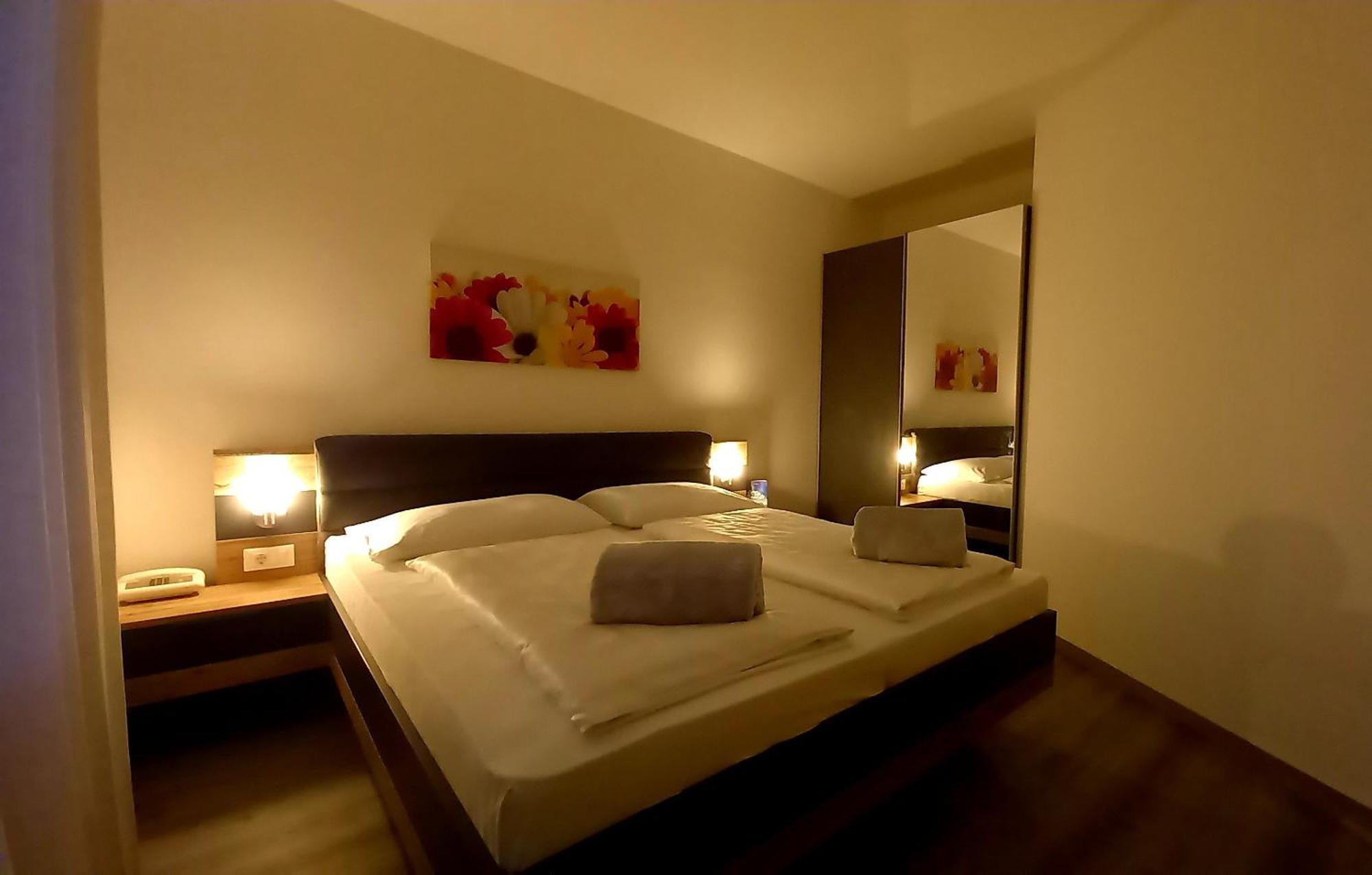 Hotel Garni Gruener Baum ライヴェス エクステリア 写真