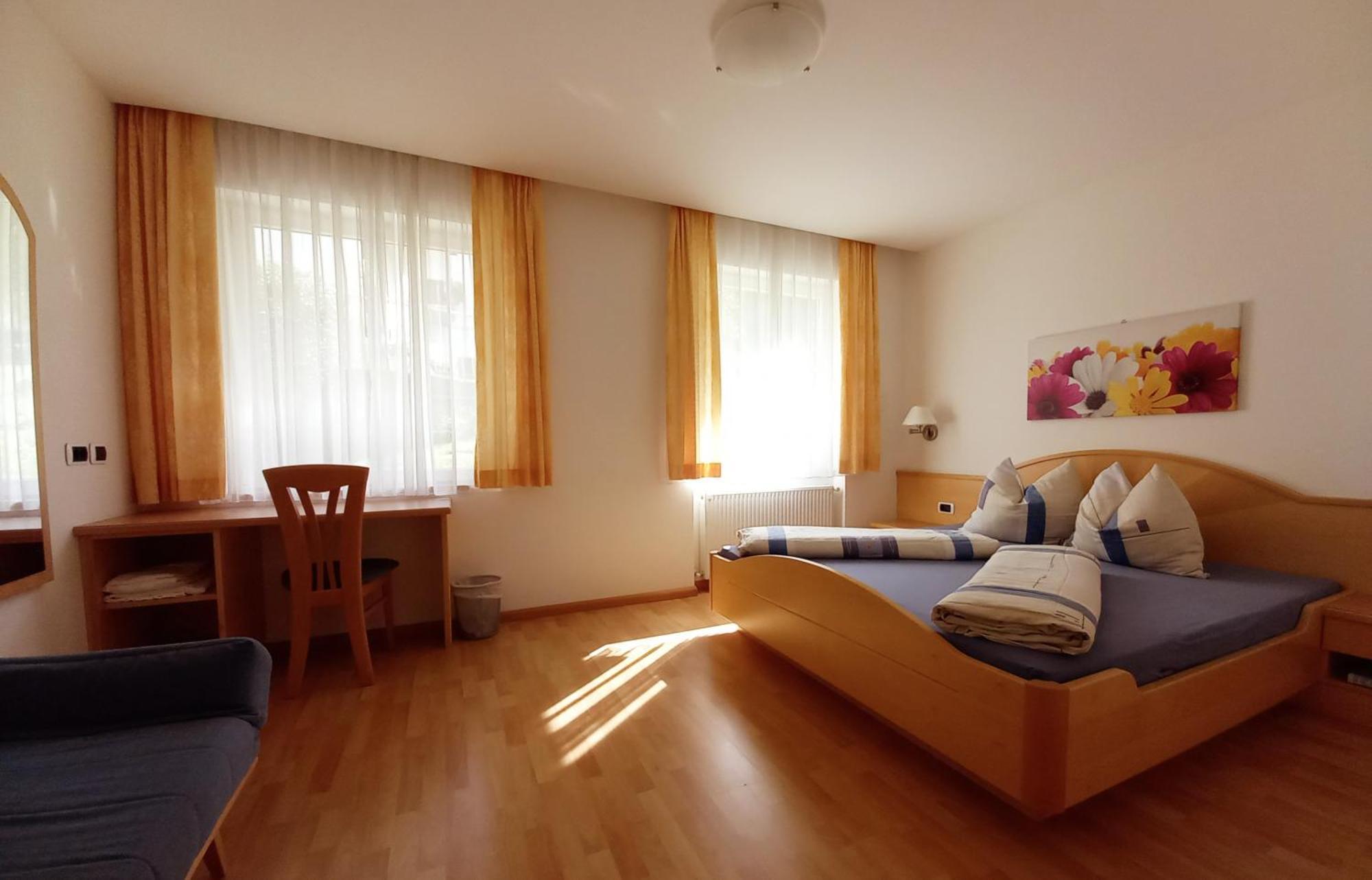Hotel Garni Gruener Baum ライヴェス エクステリア 写真