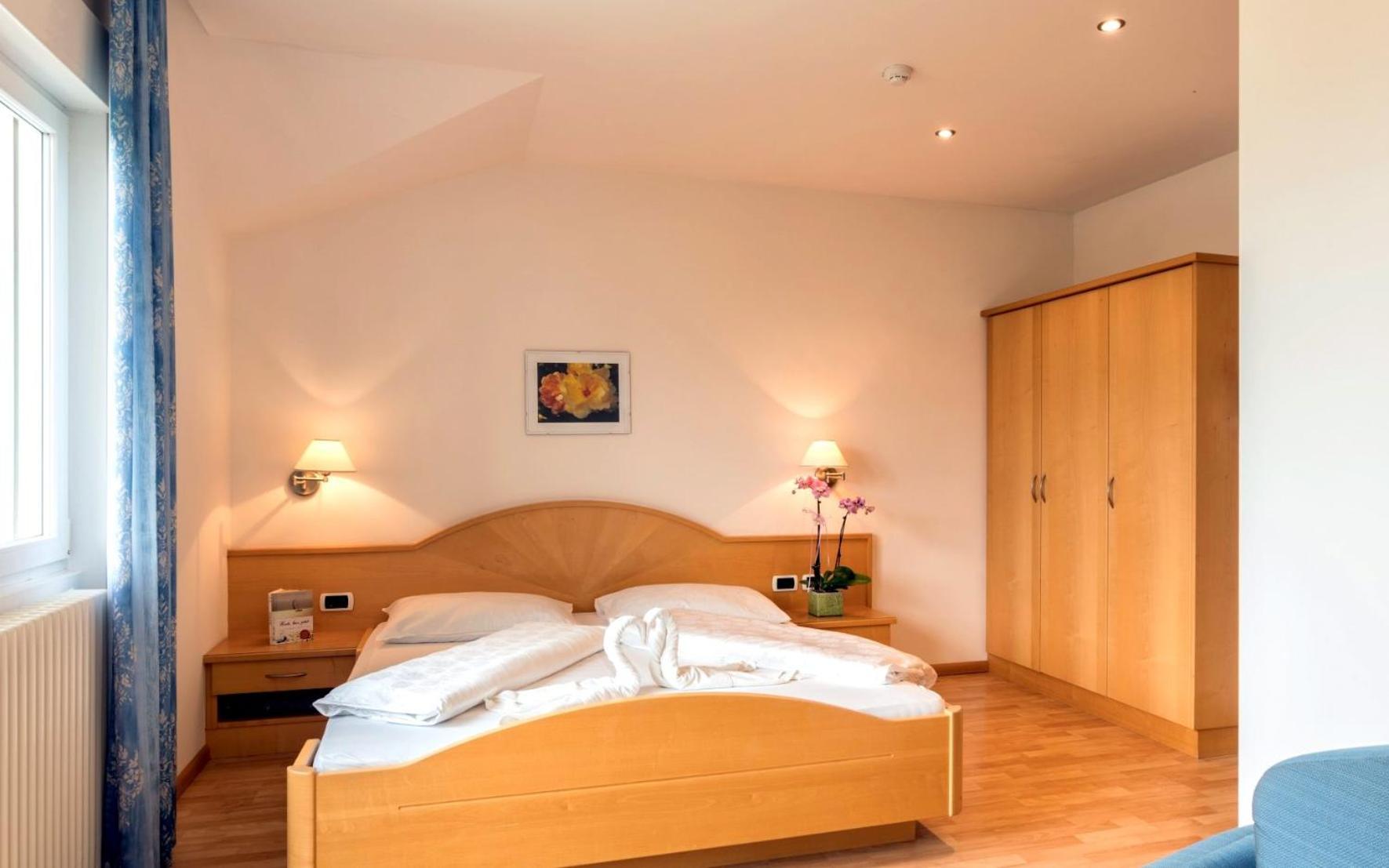 Hotel Garni Gruener Baum ライヴェス エクステリア 写真