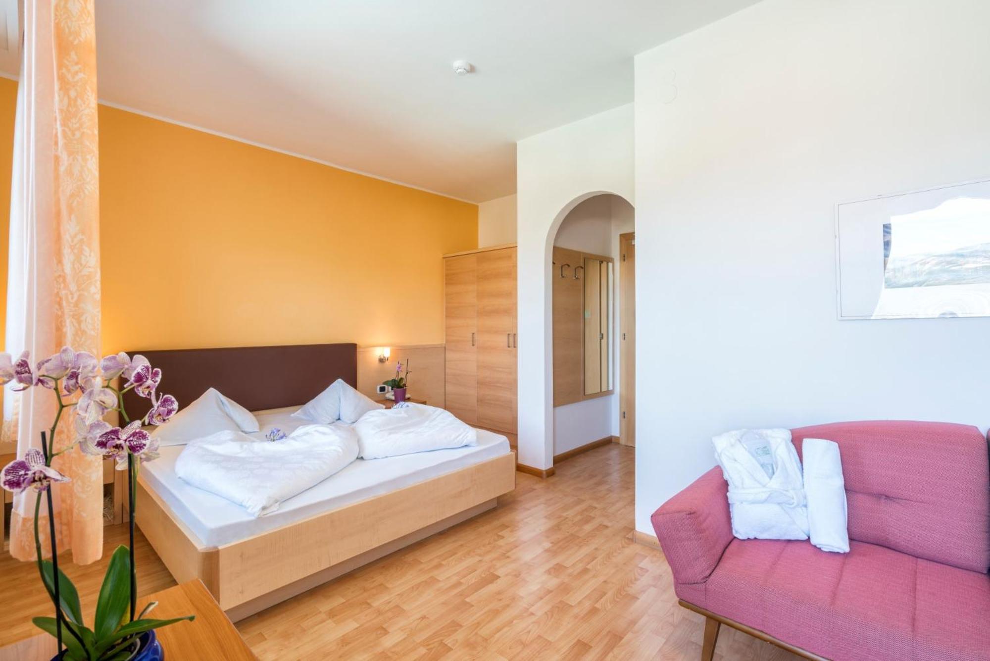 Hotel Garni Gruener Baum ライヴェス エクステリア 写真