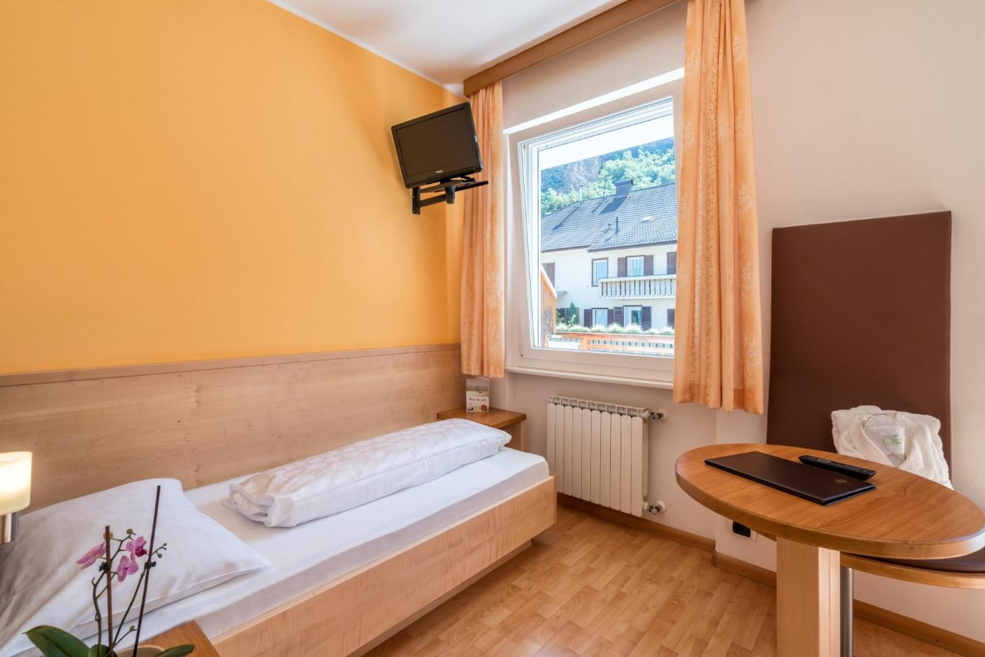 Hotel Garni Gruener Baum ライヴェス エクステリア 写真