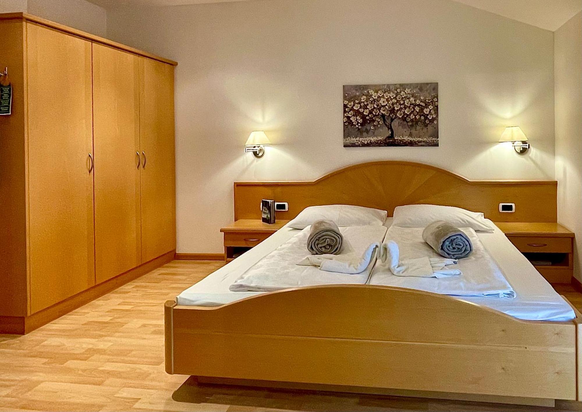 Hotel Garni Gruener Baum ライヴェス エクステリア 写真